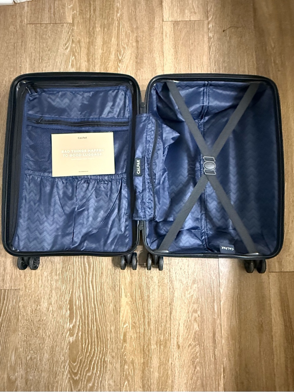 CalPak 22" Malden Spinner Carry-On Suitcase - Picture 7 of 7
